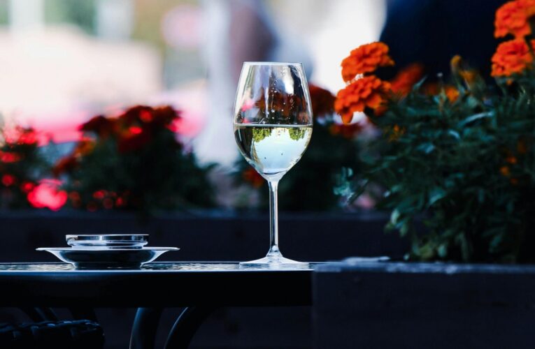 Vin fără alcool: cum transformă tehnologia vinul pe care îl știm